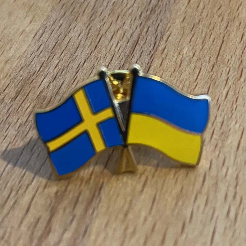Pins - Pin Ukrainas och Sveriges flagga •